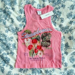 UO strawberries tank size L